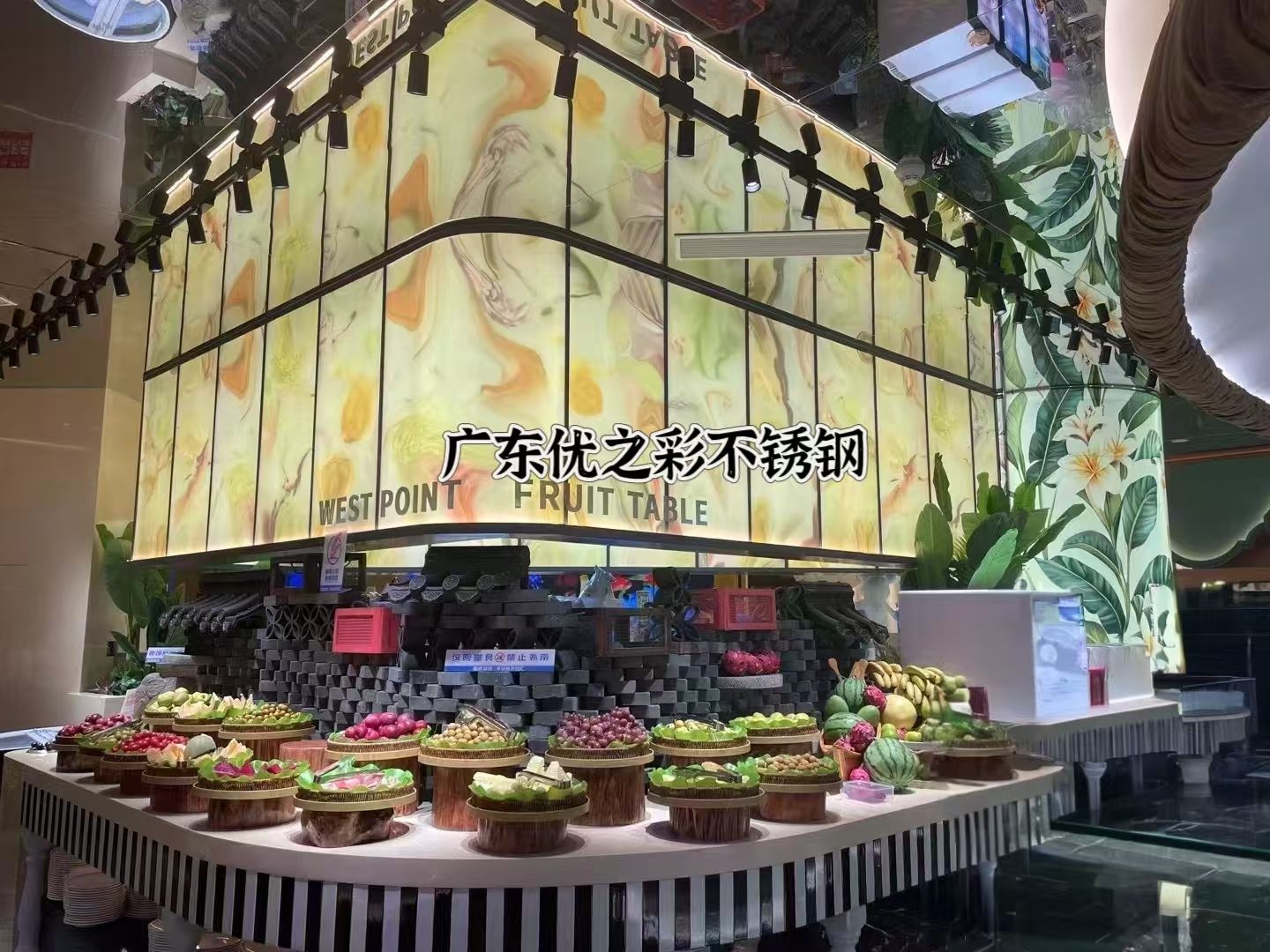 鏡面不銹鋼蜂窩板：打造現(xiàn)代自助餐廳的奢華與藝術