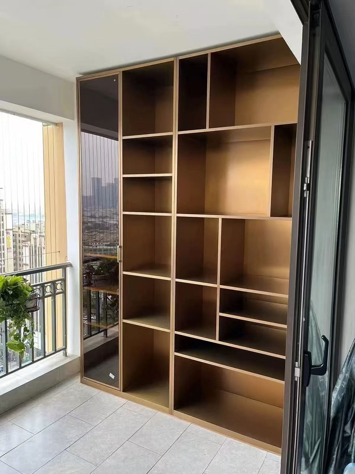 為什么高端場所都偏愛不銹鋼制品？揭秘不銹鋼展柜與酒柜的卓越優(yōu)勢！